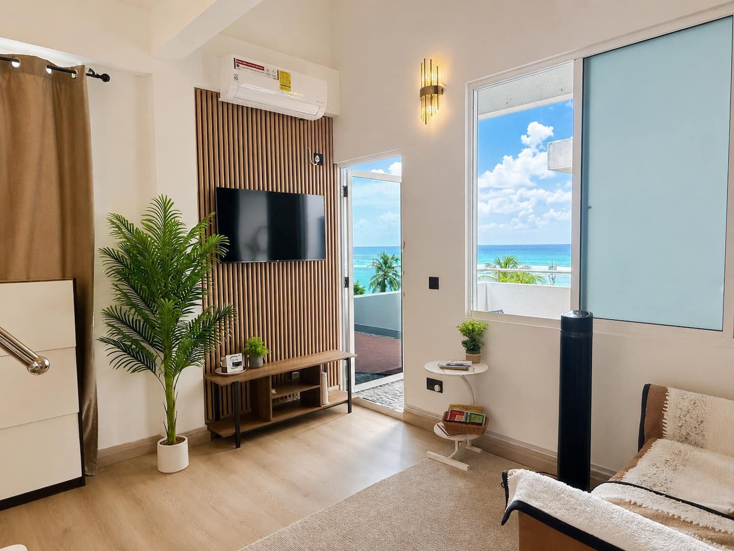 Breezy Home – Living room with sea view