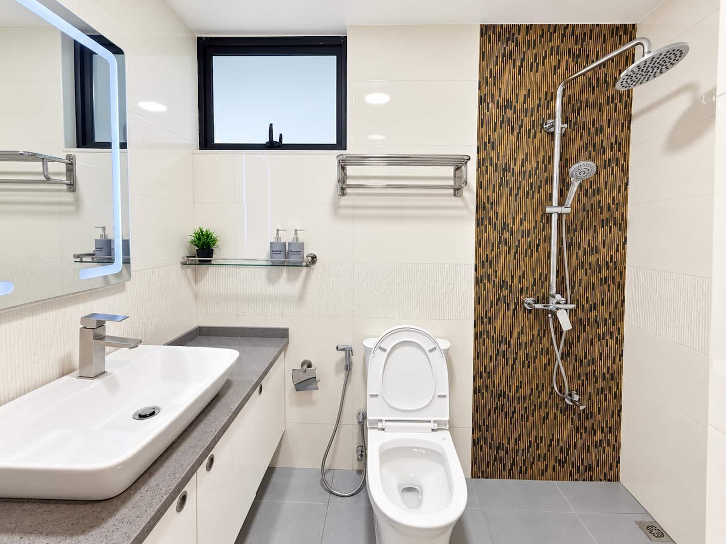 Breezy Seaside – Bathroom