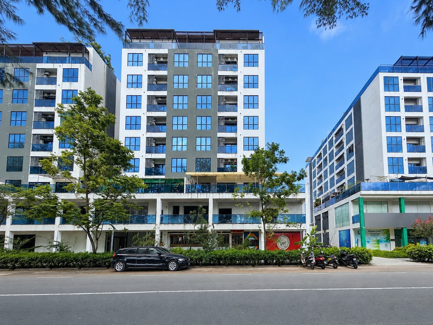 Breezy Seaside – The building