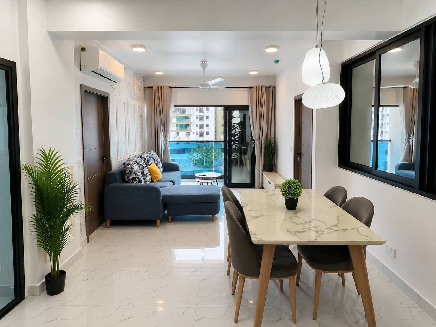 Breezy Seaside – Open-plan living and dining