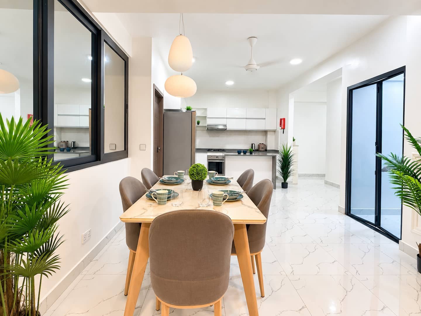 Breezy Seaside – Dining area and kitchen