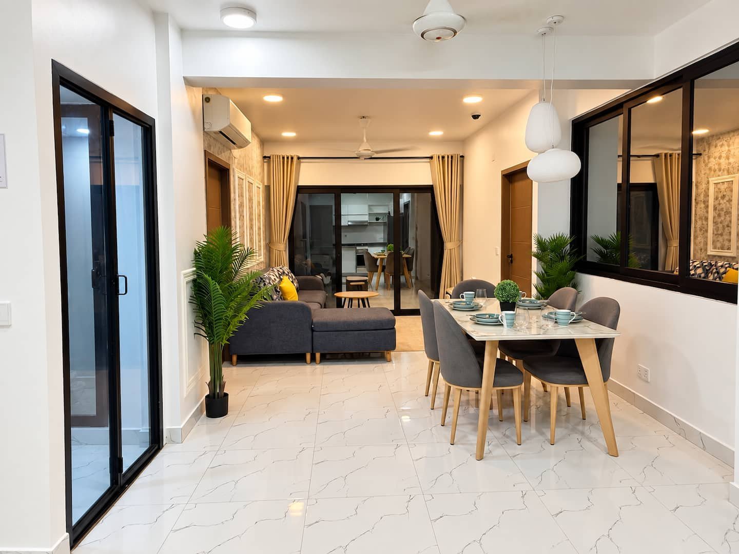 Breezy Seaside – Living room in the evening