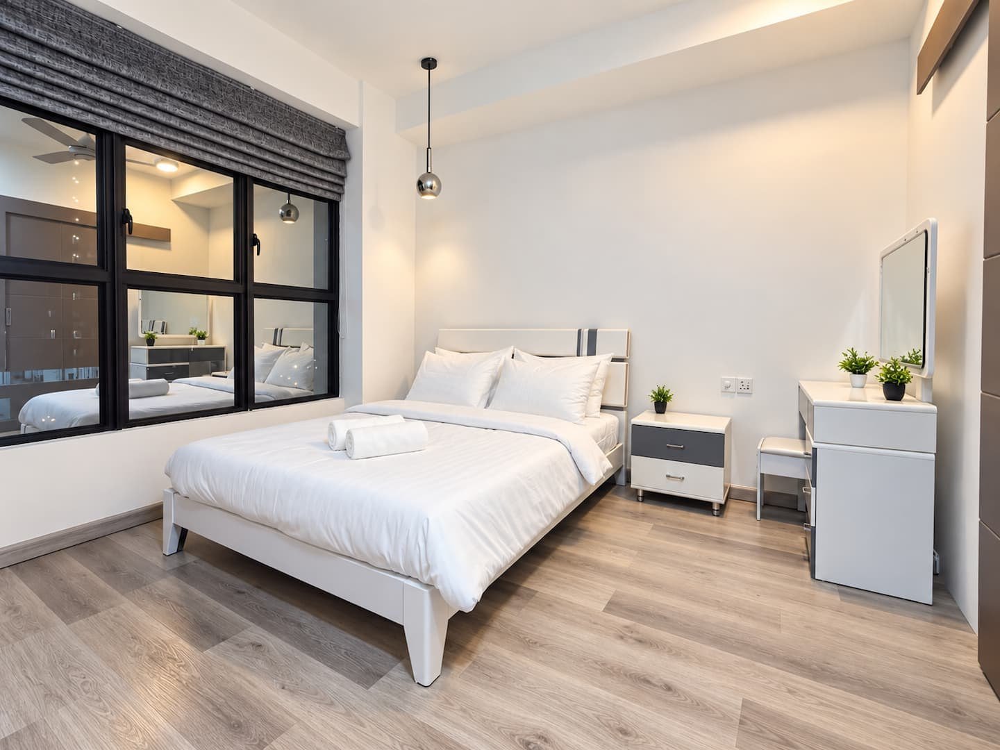 Breezy Seaside – Bedroom with sea-view window