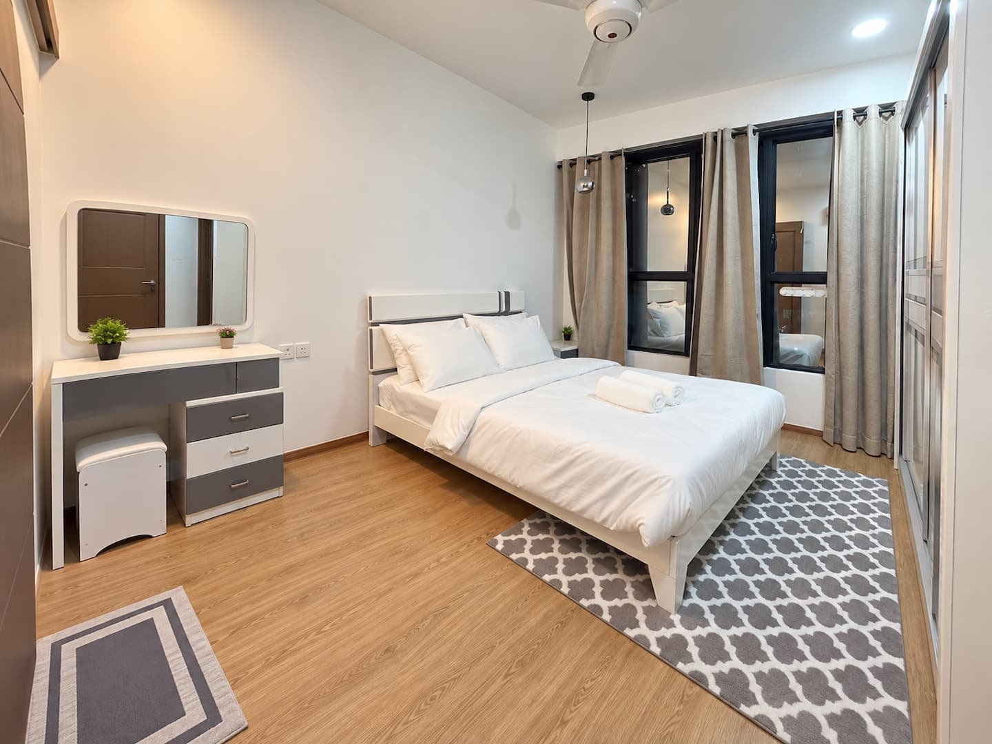Breezy Seaside – Bedroom with wardrobe