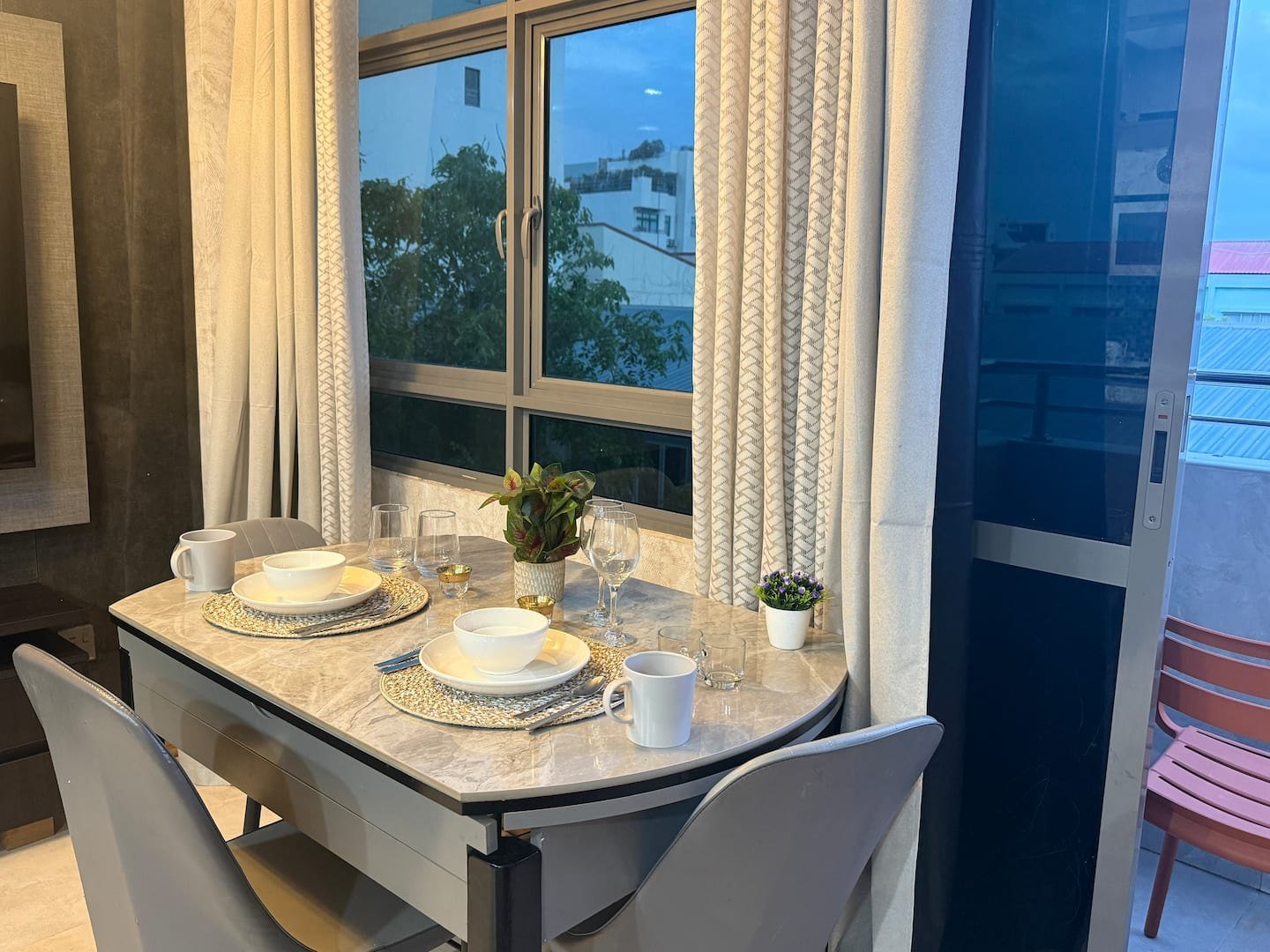 Luxvoy Opal – Dining by the window