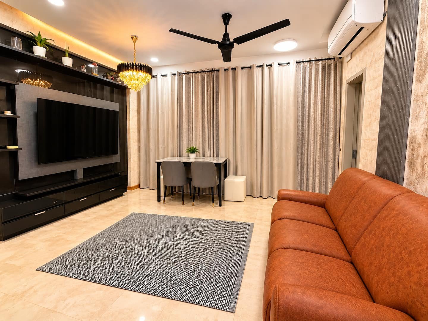 Luxvoy Opal – Lounge with TV