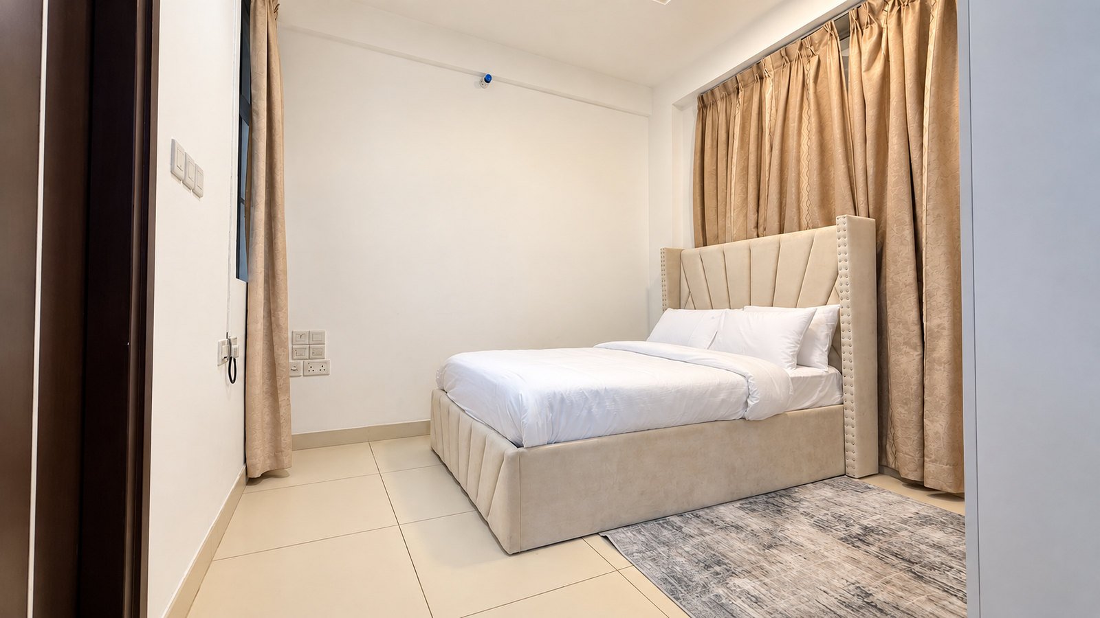 Pearl SonShine – Bedroom with upholstered bed