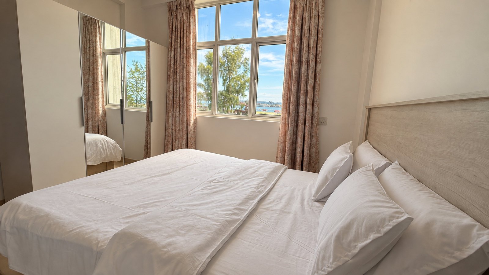 Pearl SonShine – Bedroom with lagoon view